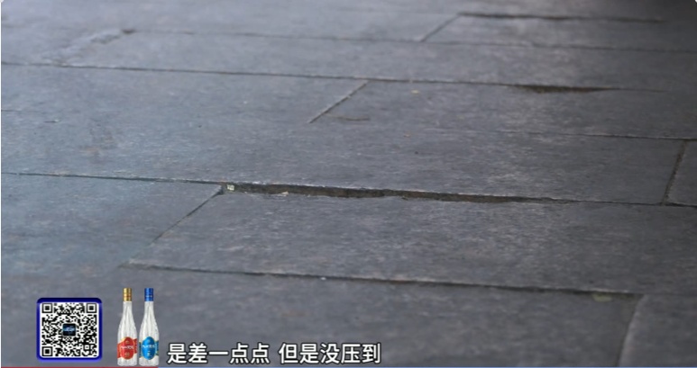 幼童摔入货车盲区险遭碾压，外卖小哥大吼一声......