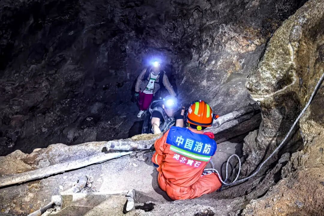 两位先生，只穿“哆啦A梦”就敢下洞，这对吗？