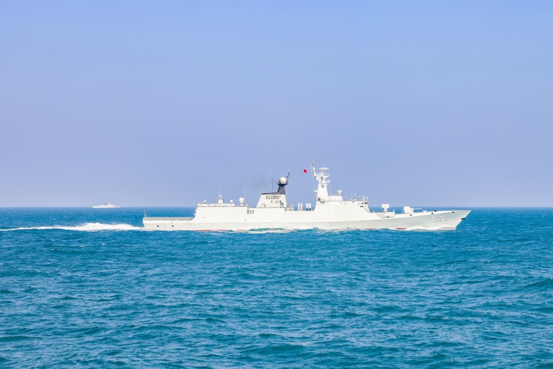 舰艇编队航行途中，战斗警报骤然响起……