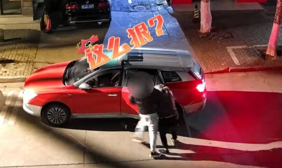 上海一男子“发酒疯”追打出租车司机，钻进驾驶室连撞两车！警方：刑拘