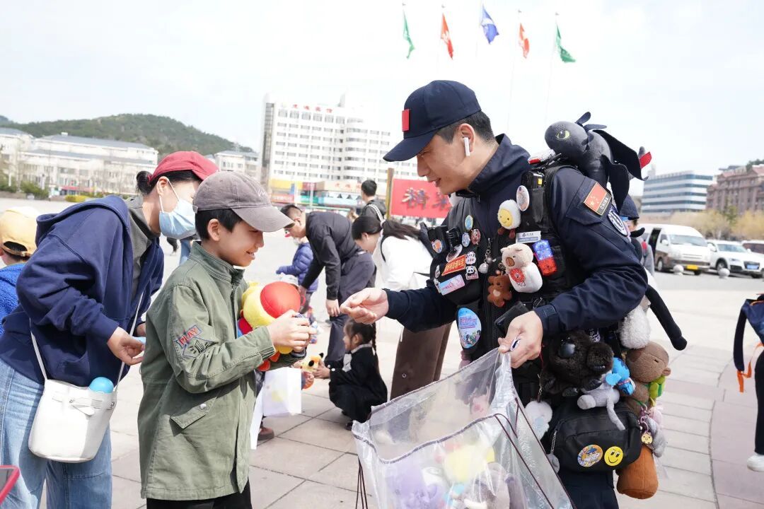 还记得大连“玩具侠”吗?爆火三年后,他再受关注… 还记得大连“玩具侠”吗?爆火三年后,他再受关注…