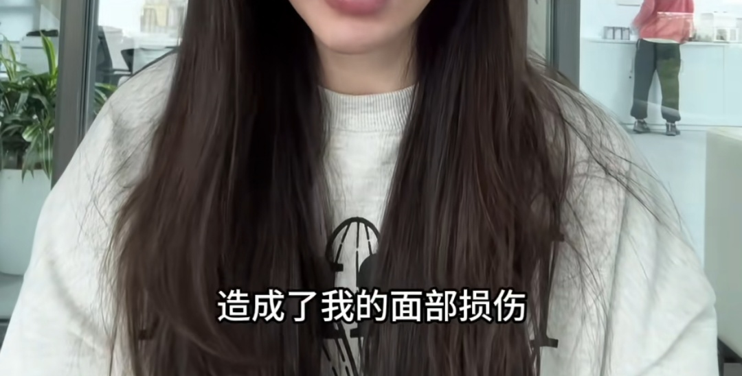 女子牵绳遛狗被围殴！热心邻居也被打伤！警方通报！