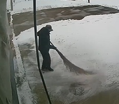远亲不如近邻！女子在外打工想通过监控看看老家雪景，结果发现邻居两位老人帮忙扫雪