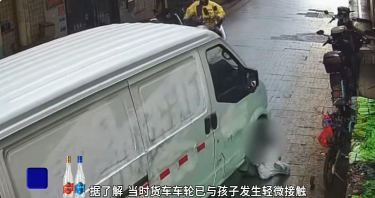 幼童摔入货车盲区险遭碾压，外卖小哥大吼一声......