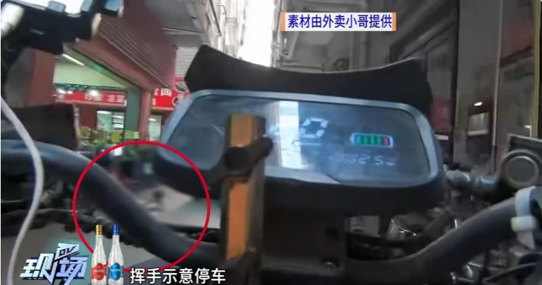 幼童摔入货车盲区险遭碾压，外卖小哥大吼一声......