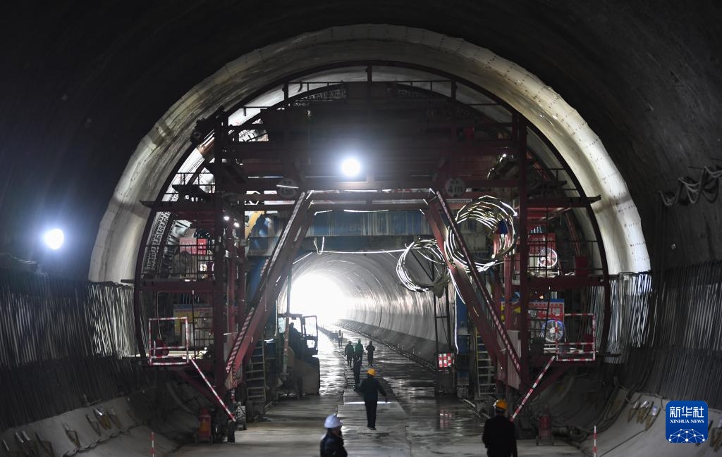 漳汕高铁全线首个隧道顺利贯通