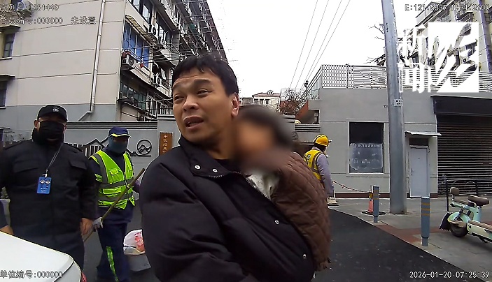 太!冷!了!上海3岁女孩光脚在雪中大哭,家长去哪了?路人解开衣服为她取暖... 太!冷!了!上海3岁女孩光脚在雪中大哭,家长去哪了?路人解开衣服为她取暖...