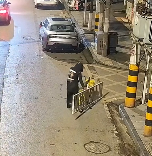 深夜“顺”护栏？他的理由真奇葩