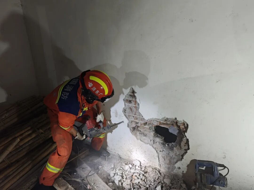 韶关一男孩玩捉迷藏时，突然被狗追，慌乱中钻进墙缝卡住了动弹不得，消防人员提醒→