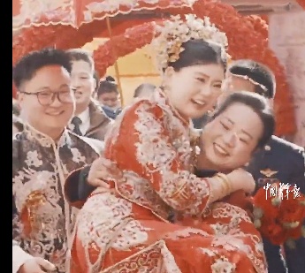 婆婆接力儿子抱新媳妇进家门，婆婆：“就感觉我喜欢的媳妇我要抱着进门”