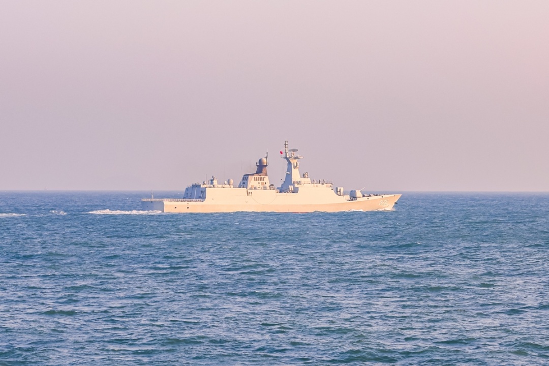 舰艇编队航行途中，战斗警报骤然响起……