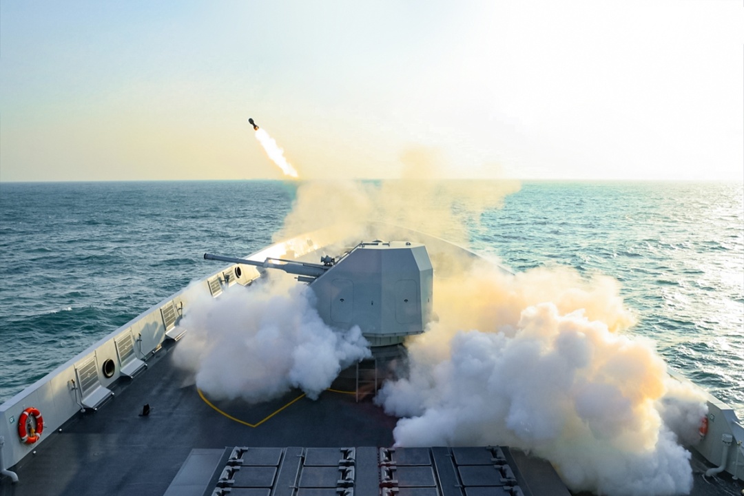 舰艇编队航行途中，战斗警报骤然响起……