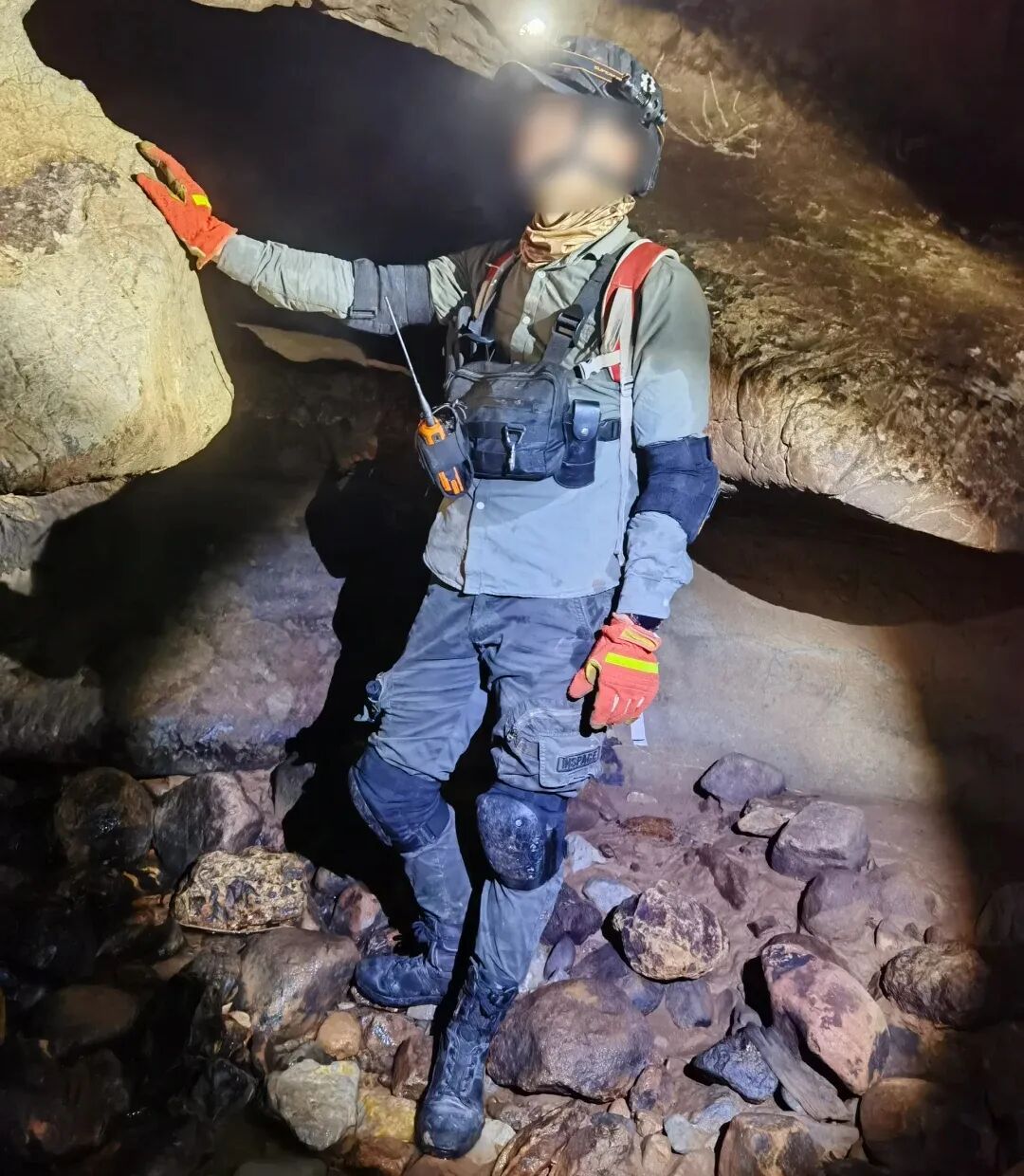 两位先生，只穿“哆啦A梦”就敢下洞，这对吗？