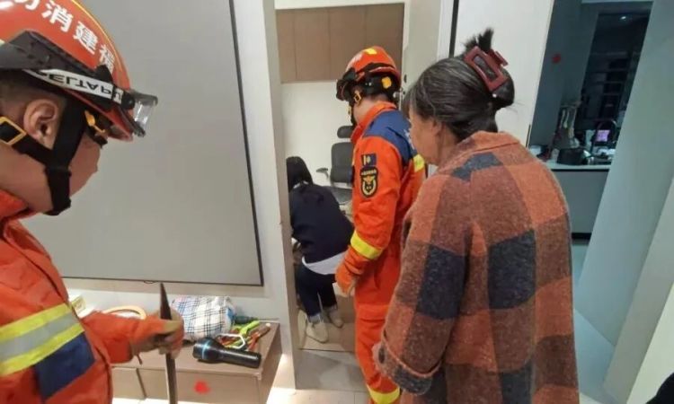 揪心！1岁幼儿误锁隐形门被困，消防紧急救援