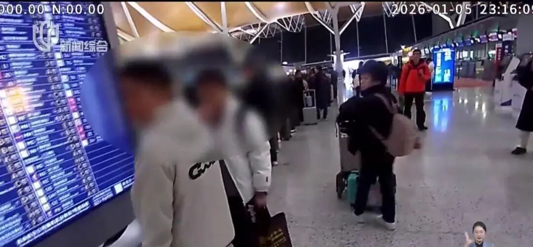 飞机起飞前，上海民警紧急赶到浦东机场，两名青年被拦下！吓出一身冷汗