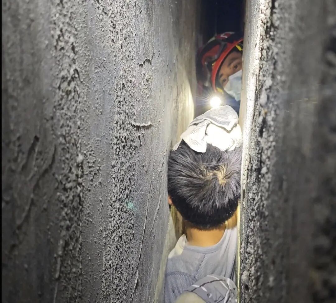韶关一男孩玩捉迷藏时，突然被狗追，慌乱中钻进墙缝卡住了动弹不得，消防人员提醒→