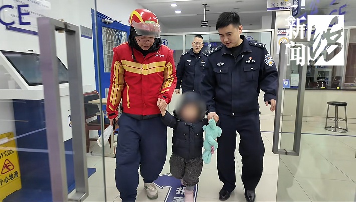 太!冷!了!上海3岁女孩光脚在雪中大哭,家长去哪了?路人解开衣服为她取暖... 太!冷!了!上海3岁女孩光脚在雪中大哭,家长去哪了?路人解开衣服为她取暖...