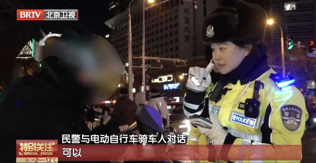 寒风中，民警与失语骑手的无声对话……