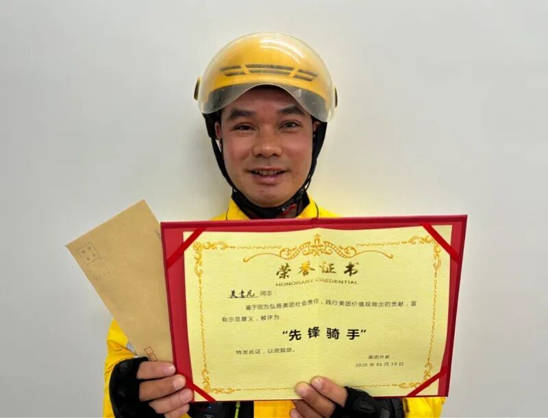 男童突然摔倒差点遭货车碾压，广东外卖小哥连连大吼叫停货车，本人回应