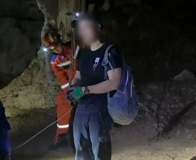 两位先生，只穿“哆啦A梦”就敢下洞，这对吗？