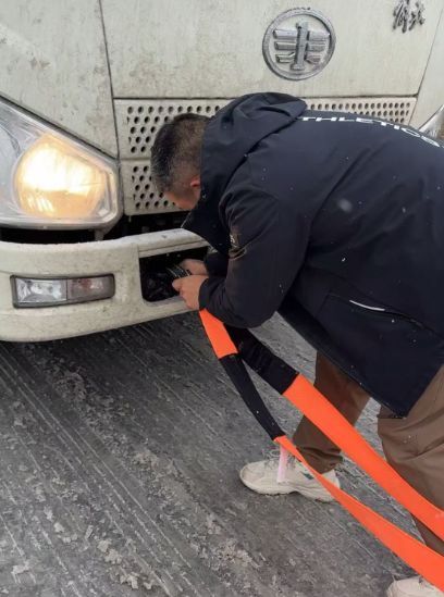 武汉高架上风雪中免费拖车的越野车主找到了！车主：帮助了15台车左右，我也被救援过