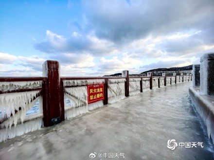 山东威海海滨现冰凌景观 宛如“冰河世纪”