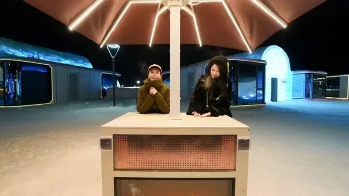 热姜茶、室外暖炉、“冰雪暖堡”齐上阵！哈尔滨冰雪大世界为游客传递温情