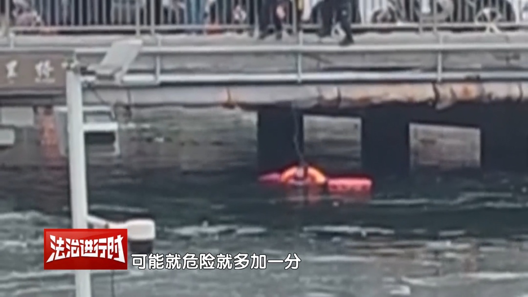 北京一女子不慎坠入亮马河 武警不畏严寒跳河救人 北京一女子不慎坠入亮马河 武警不畏严寒跳河救人