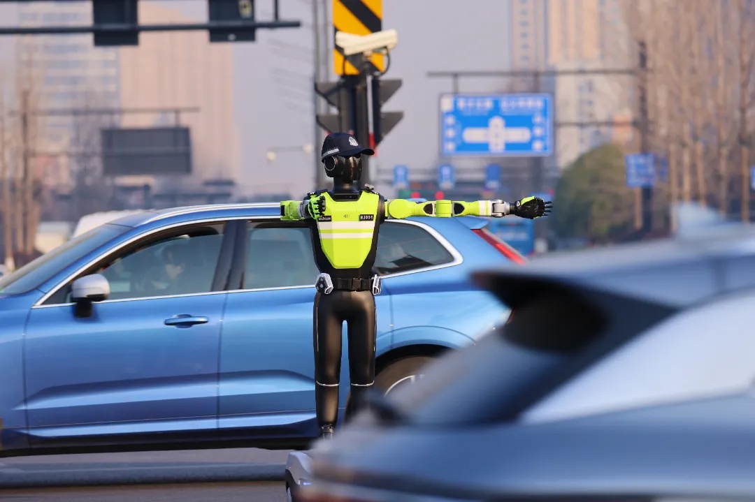 杭州街头这一幕，网友直呼好牛啊！最近你看到它了吗？