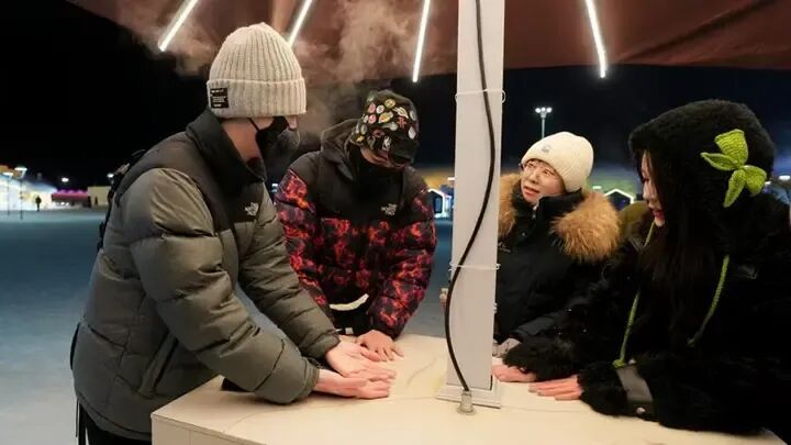 热姜茶、室外暖炉、“冰雪暖堡”齐上阵！哈尔滨冰雪大世界为游客传递温情