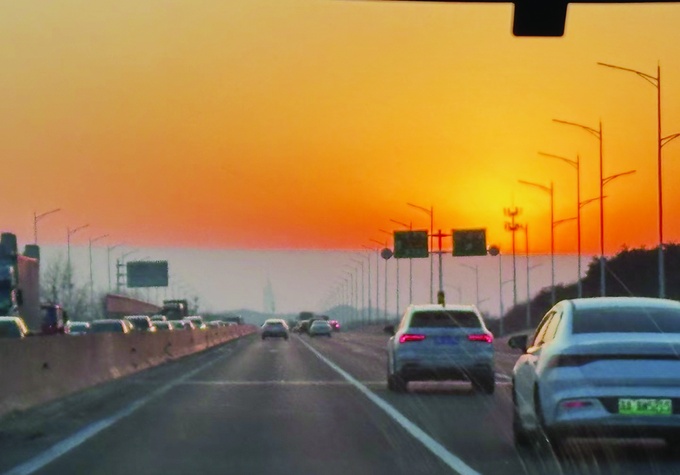 罕见！南京天空刷屏！很多人拍到了