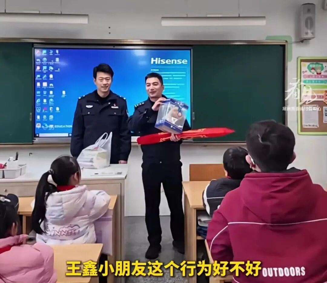 小学生用电话手表报了警……没想到，警察叔叔带着锦旗来了~