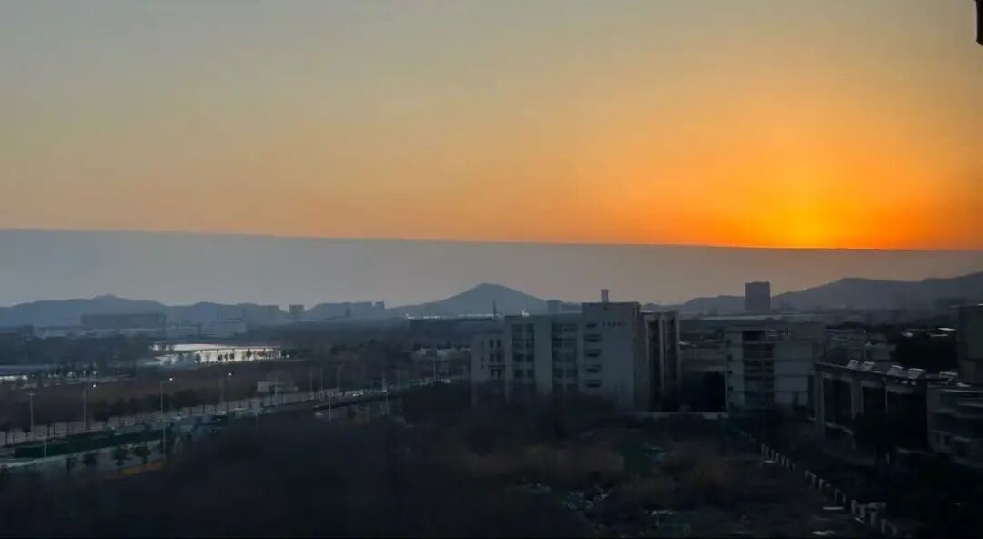 罕见！南京天空刷屏！很多人拍到了