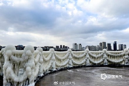 山东威海海滨现冰凌景观 宛如“冰河世纪”