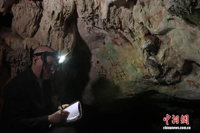 印尼发现6.78万年前洞穴手印 将世界最古老岩画前推约1100年