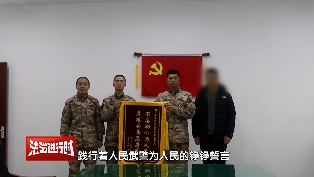 北京一女子不慎坠入亮马河 武警不畏严寒跳河救人 北京一女子不慎坠入亮马河 武警不畏严寒跳河救人