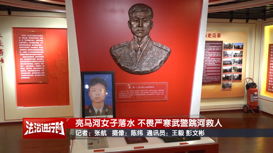 北京一女子不慎坠入亮马河 武警不畏严寒跳河救人 北京一女子不慎坠入亮马河 武警不畏严寒跳河救人