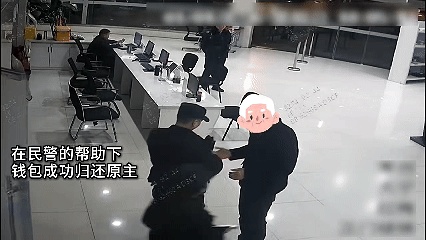 小学生用电话手表报了警……没想到，警察叔叔带着锦旗来了~