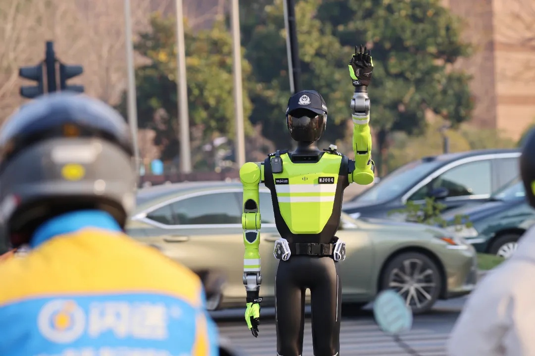 杭州街头这一幕，网友直呼好牛啊！最近你看到它了吗？