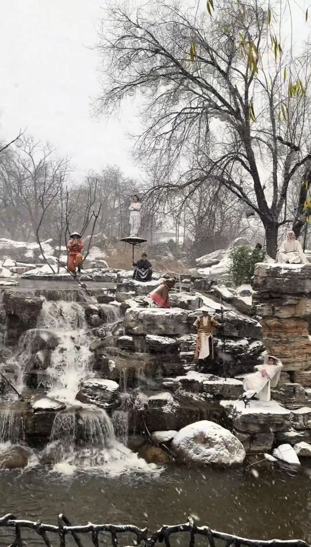 景区NPC雪中静立被赞“太敬业”!景区回应 景区NPC雪中静立被赞“太敬业”!景区回应