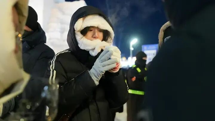 热姜茶、室外暖炉、“冰雪暖堡”齐上阵！哈尔滨冰雪大世界为游客传递温情