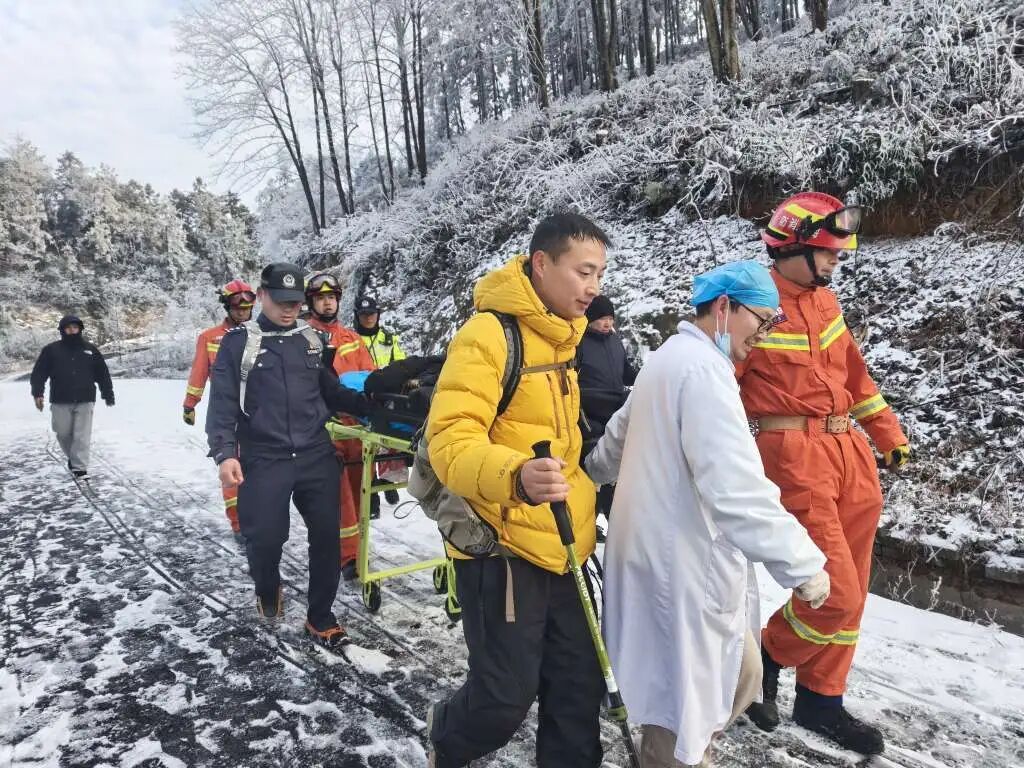 50岁大姐登山赏雪摔骨折,杭州警方启用无人机精准定位热源信号,徒步13公里营救 50岁大姐登山赏雪摔骨折,杭州警方启用无人机精准定位热源信号,徒步13公里营救