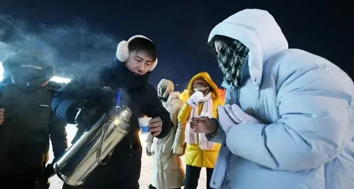 热姜茶、室外暖炉、“冰雪暖堡”齐上阵！哈尔滨冰雪大世界为游客传递温情