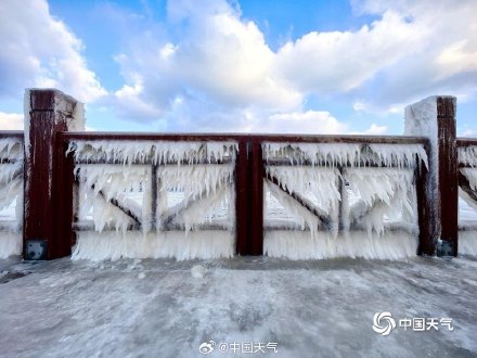 山东威海海滨现冰凌景观 宛如“冰河世纪”