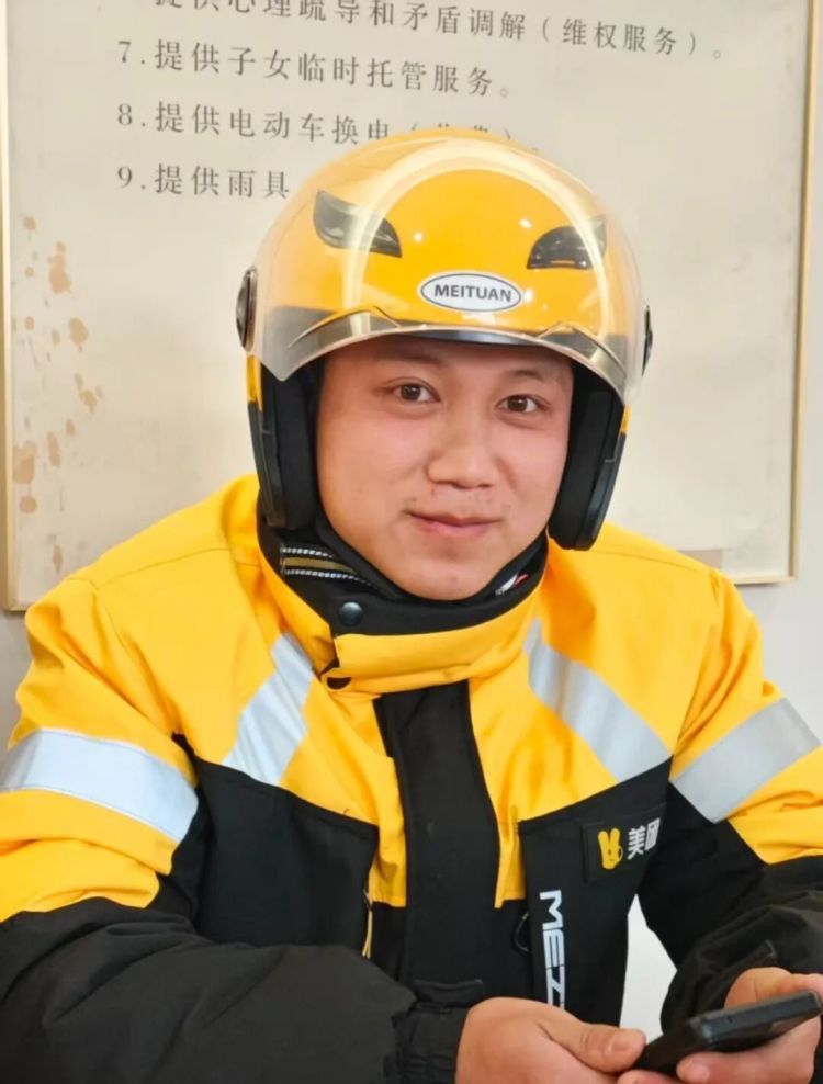 男子听到窗外异响,他忍不住拿起手机拍下:“非常感动” 男子听到窗外异响,他忍不住拿起手机拍下:“非常感动”