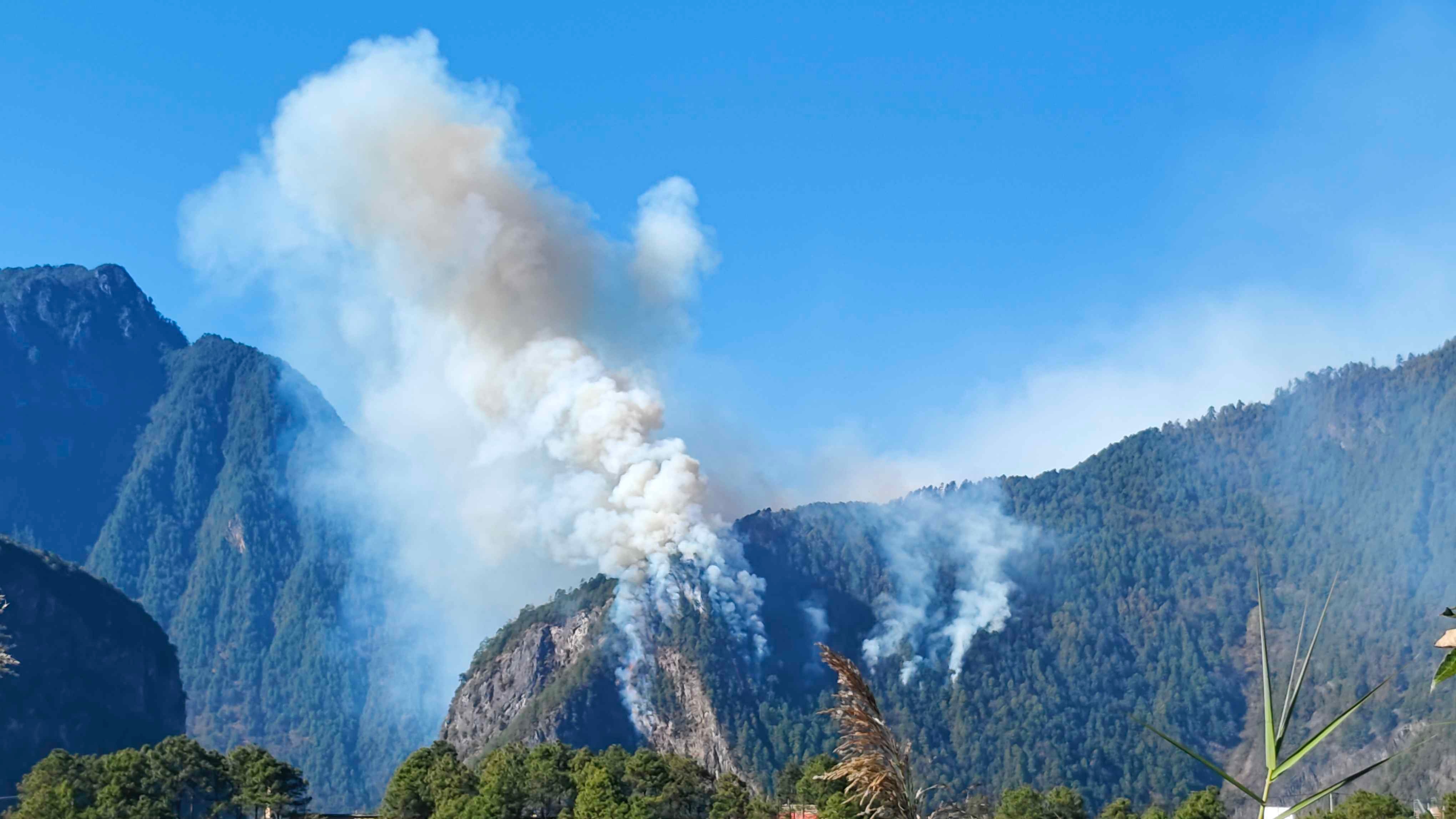 云南怒江荒火蔓延引发森林火灾 6天后明火全部扑灭