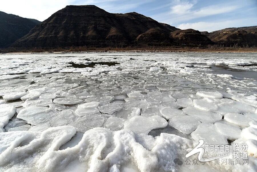 吉县黄河壶口瀑布段现今年首次流凌封河景观