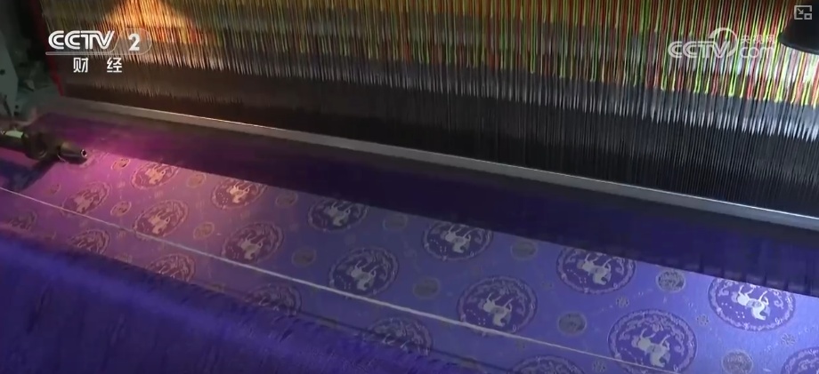 “马年元素+传统工艺”成“新宠”拉升年服热度 国潮热撬动服装市场新增长点