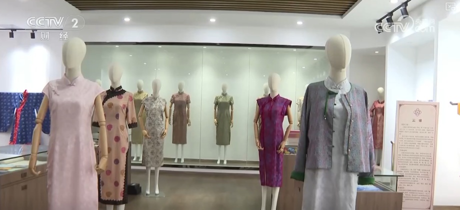 “马年元素+传统工艺”成“新宠”拉升年服热度 国潮热撬动服装市场新增长点