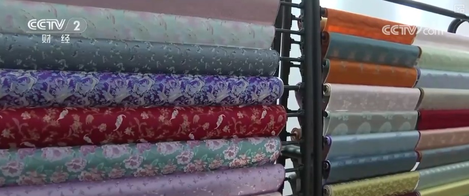 “马年元素+传统工艺”成“新宠”拉升年服热度 国潮热撬动服装市场新增长点